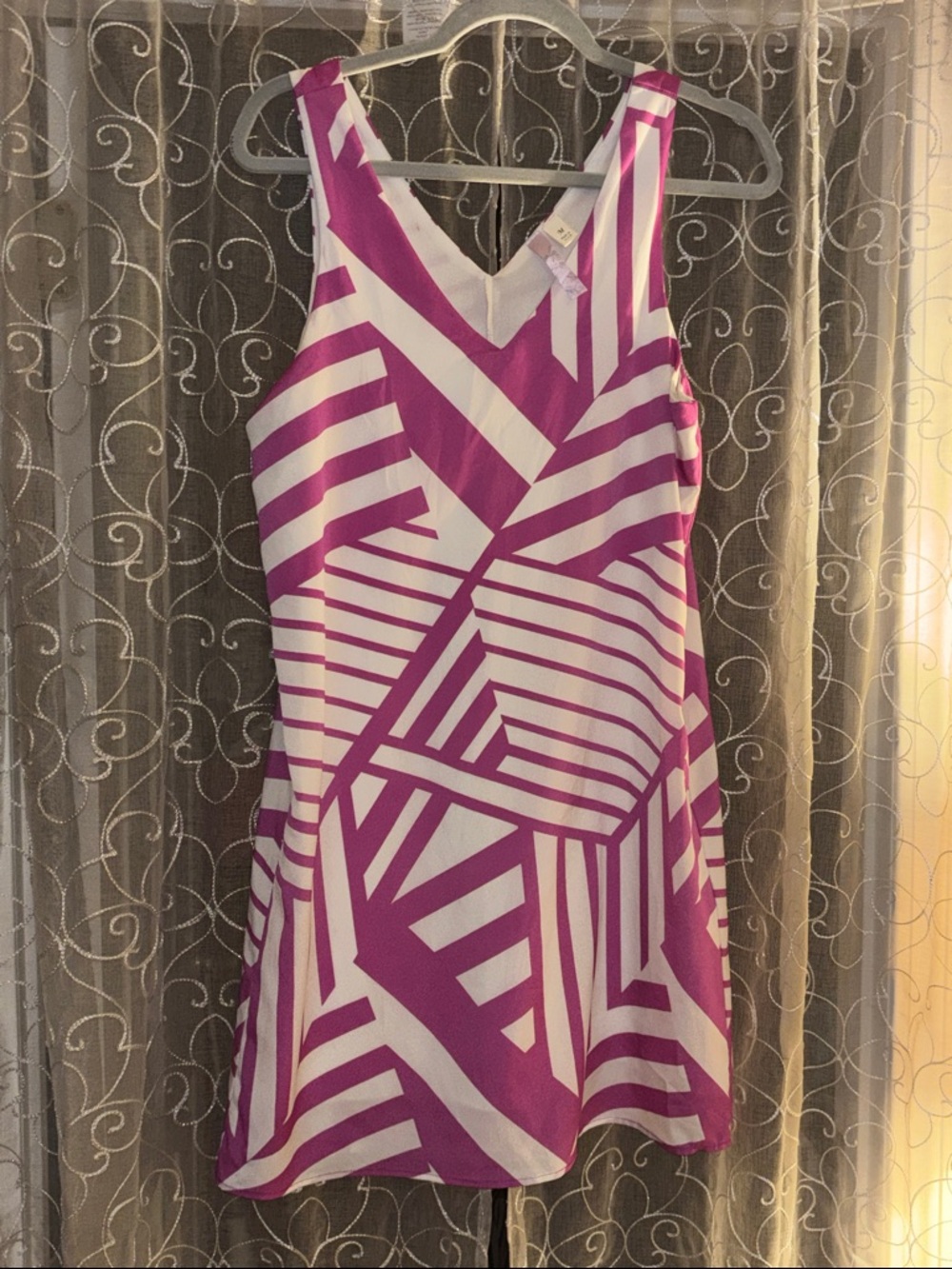 Sleeveless V-Neck Geometric Print Dress in magenta and White